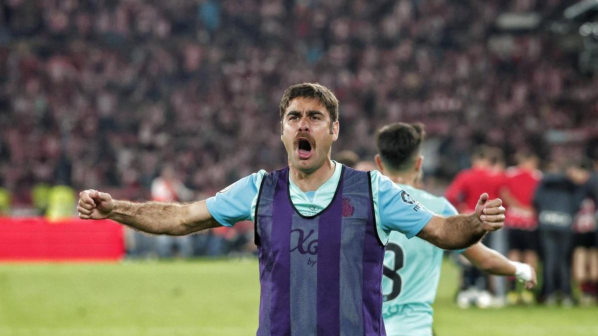 Abdón anima a la afición antes de la tanda de penaltis en la final de la Copa del Rey.