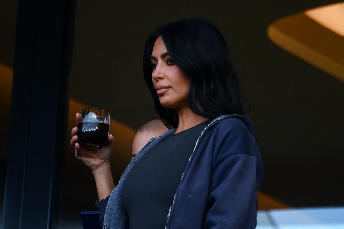 Kim Kardashian asiste al partido de fútbol de la L1 francesa entre el Paris Saint-Germain (PSG) y el Stade Rennais FC en el estadio Parc des Princes de París. Kim Kardashian asiste al partido de fútbol de la L1 francesa entre el Paris Saint-Germain (PSG) y el Stade Rennais FC en el estadio Parc des Princes de París.