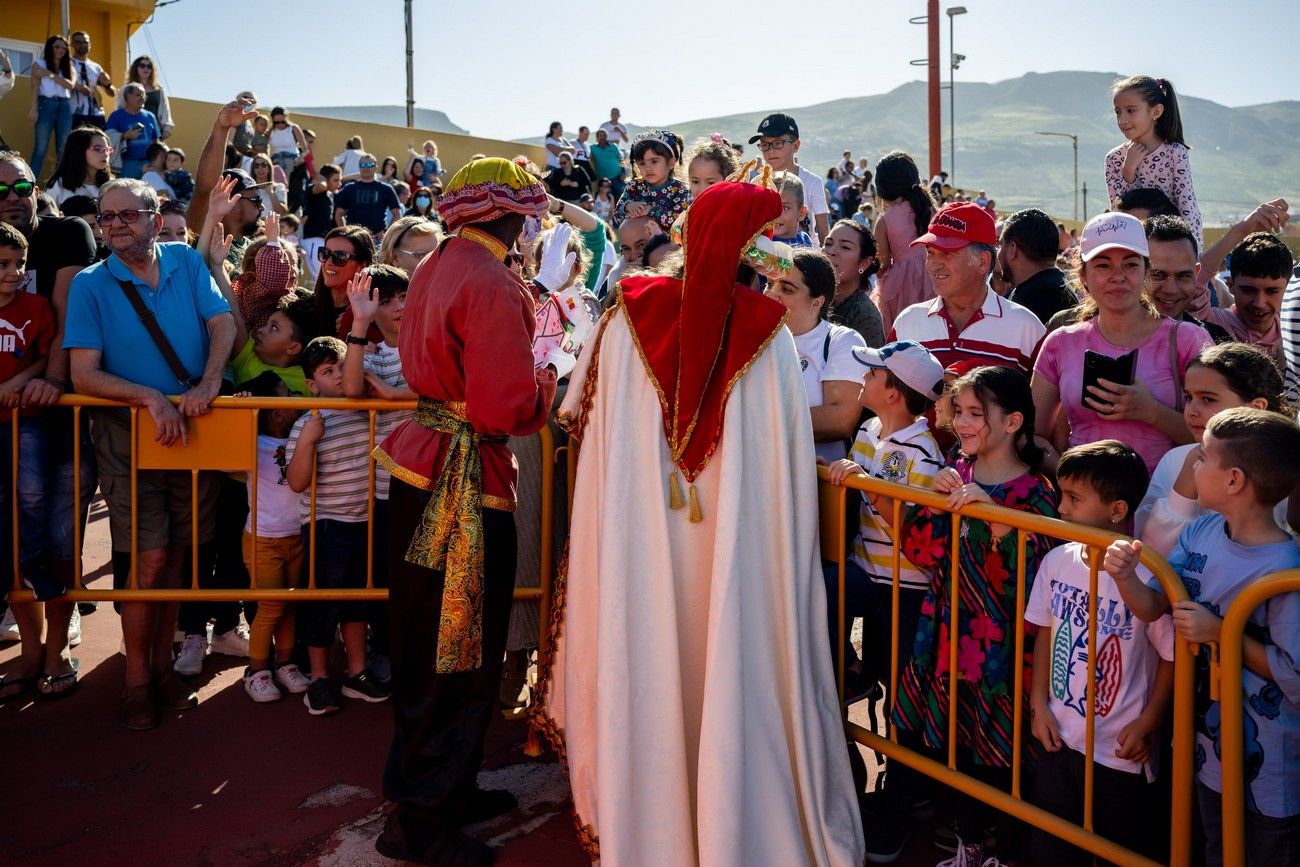 Miles de personas llenan de ilusión el Estadio de Barrial en la llegada de los Reyes Magos