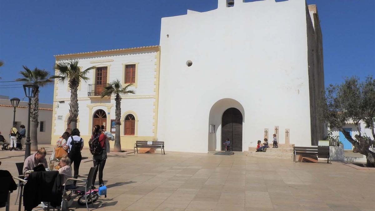 Temperaturas veraniegas y playas llenas en Ibiza