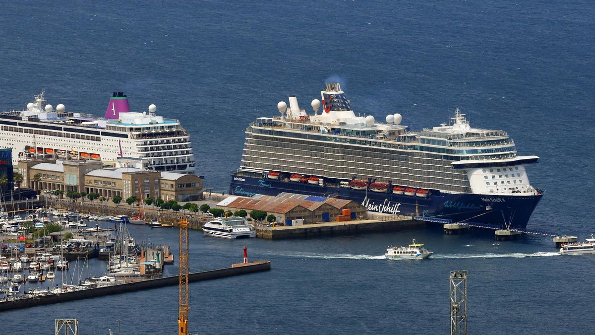 La doble escala de los cruceros Ambition y Mein Schiff 4, en el muelle de cruceros de Vigo.