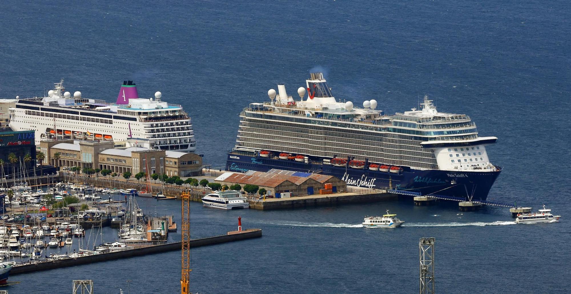 La doble escala de los cruceros Ambition y Mein Schiff 4, esta mañana en el muelle de cruceros de Vigo