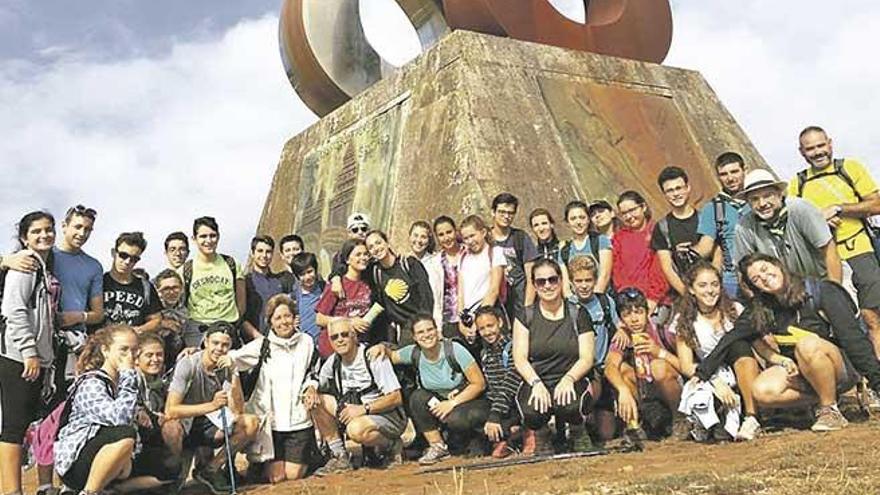 Un grupo de jóvenes completa el Camino de Santiago