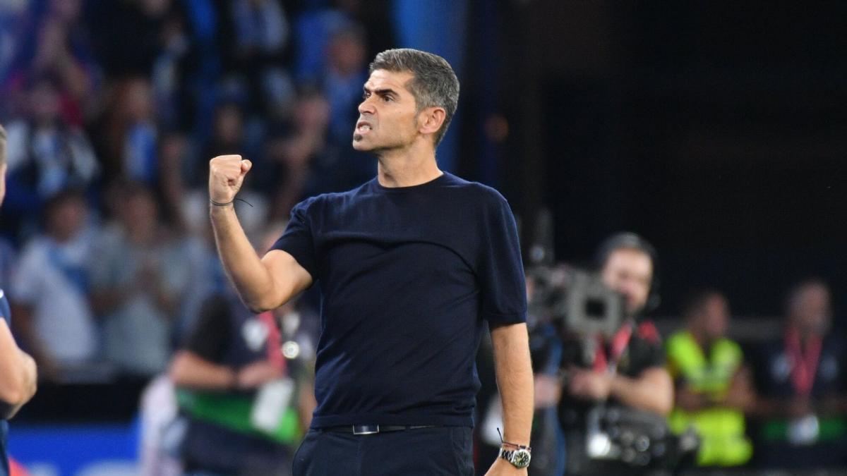 Antonio Hidalgo celebra el triunfo del Deportivo ante el Valencia en Riazor.