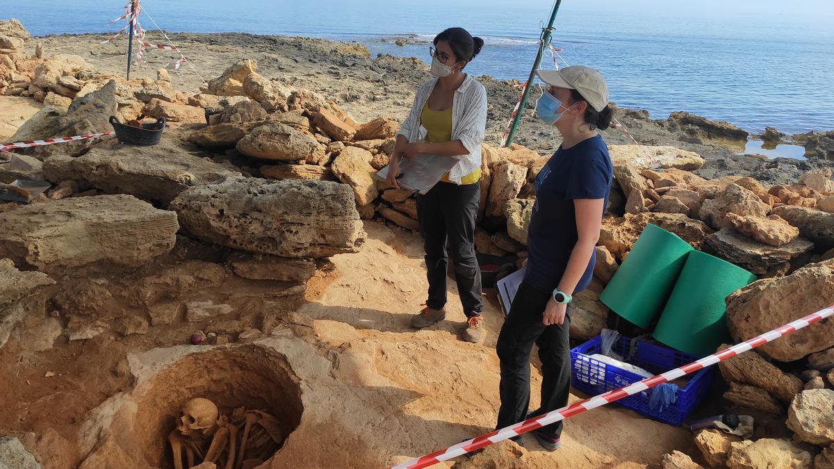 Aparecen los restos de un individuo adulto en una tumba inexplorada de Son Real