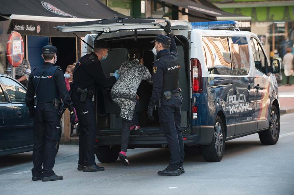 Tres detenidos en A Coruña por retener a una niña vendida por sus padres por 4.000 euros.