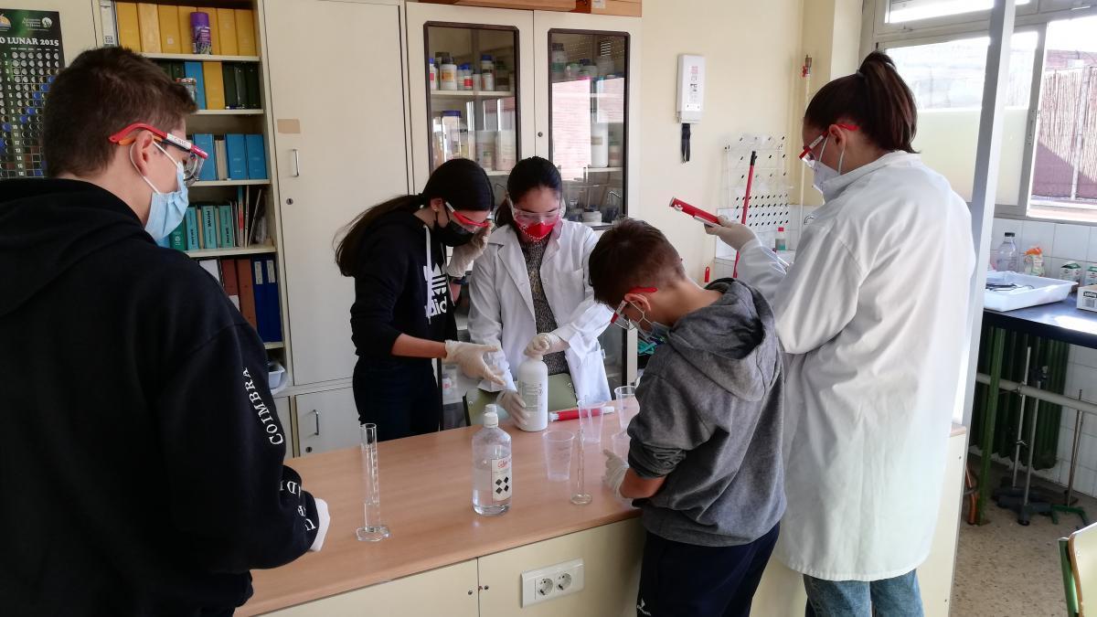 Los estudiantes del IES Pablo Serrano fabrican su propio gel hidroalcohólico