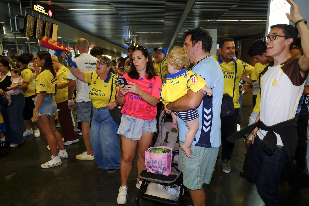 Aficionados reciben a la UD Las Palmas en el aeropuerto tras sellar el playoff