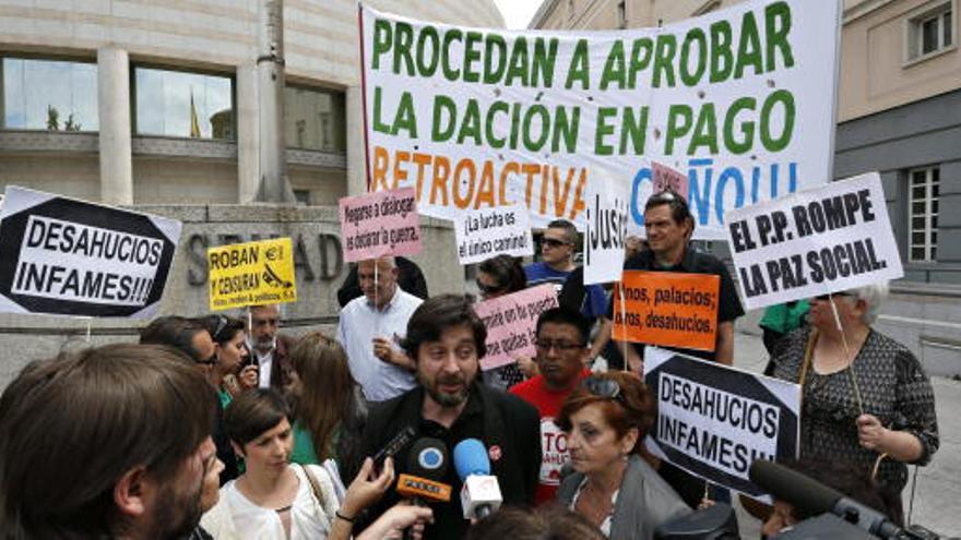 La Plataforma de Afectados por la Hipoteca protesta a las puertas del Senado.