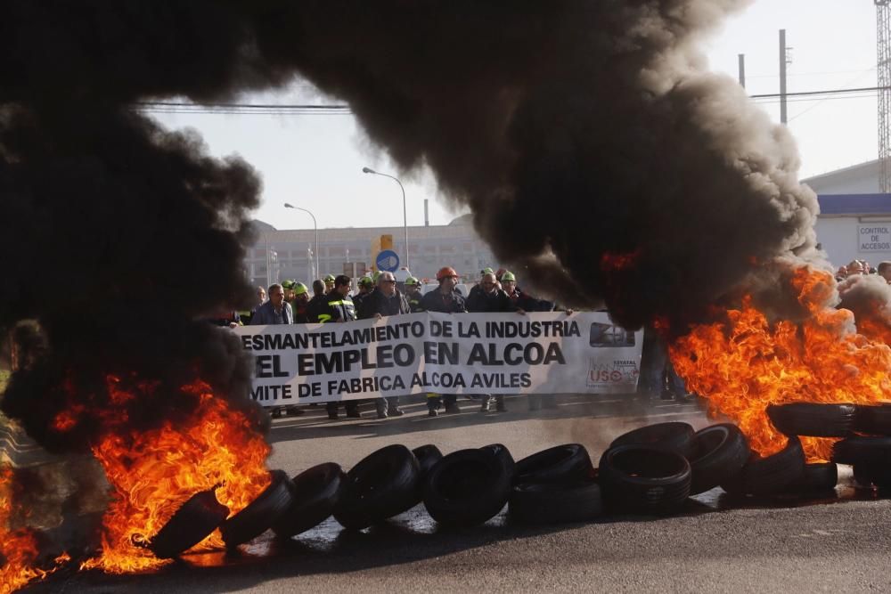 Barricada a las puertas de Alcoa: los trabajadores se concentran delante de la fábrica