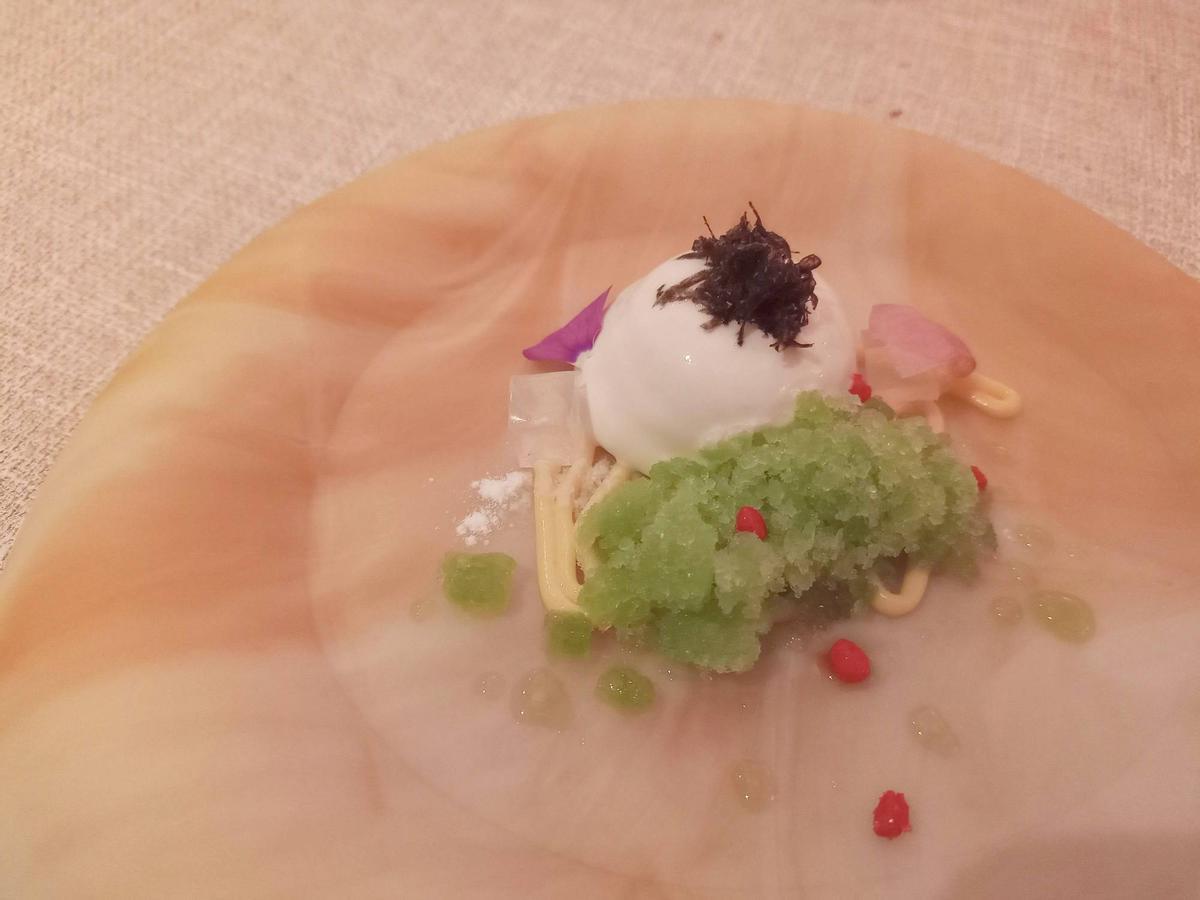 Postre granizado de pepino, rosas y trufa del restaurante Poemas