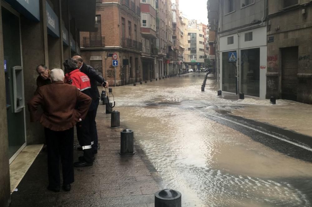 Revienta una tubería en el centro de Murcia