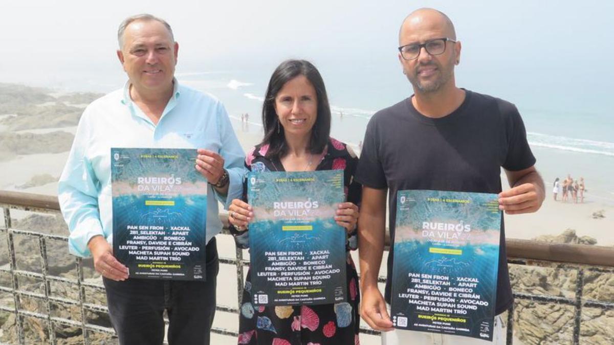 El alcalde, la concejala y el organizador con los carteles del festival.