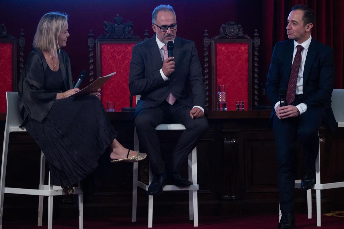 Elvira Cerver, secretaria de la Universitat de València, durante el diálogo con los representantes de NTGAS y Juan Azcue S.A.