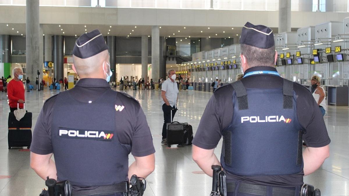 Policías en el aeropuerto de Málaga
