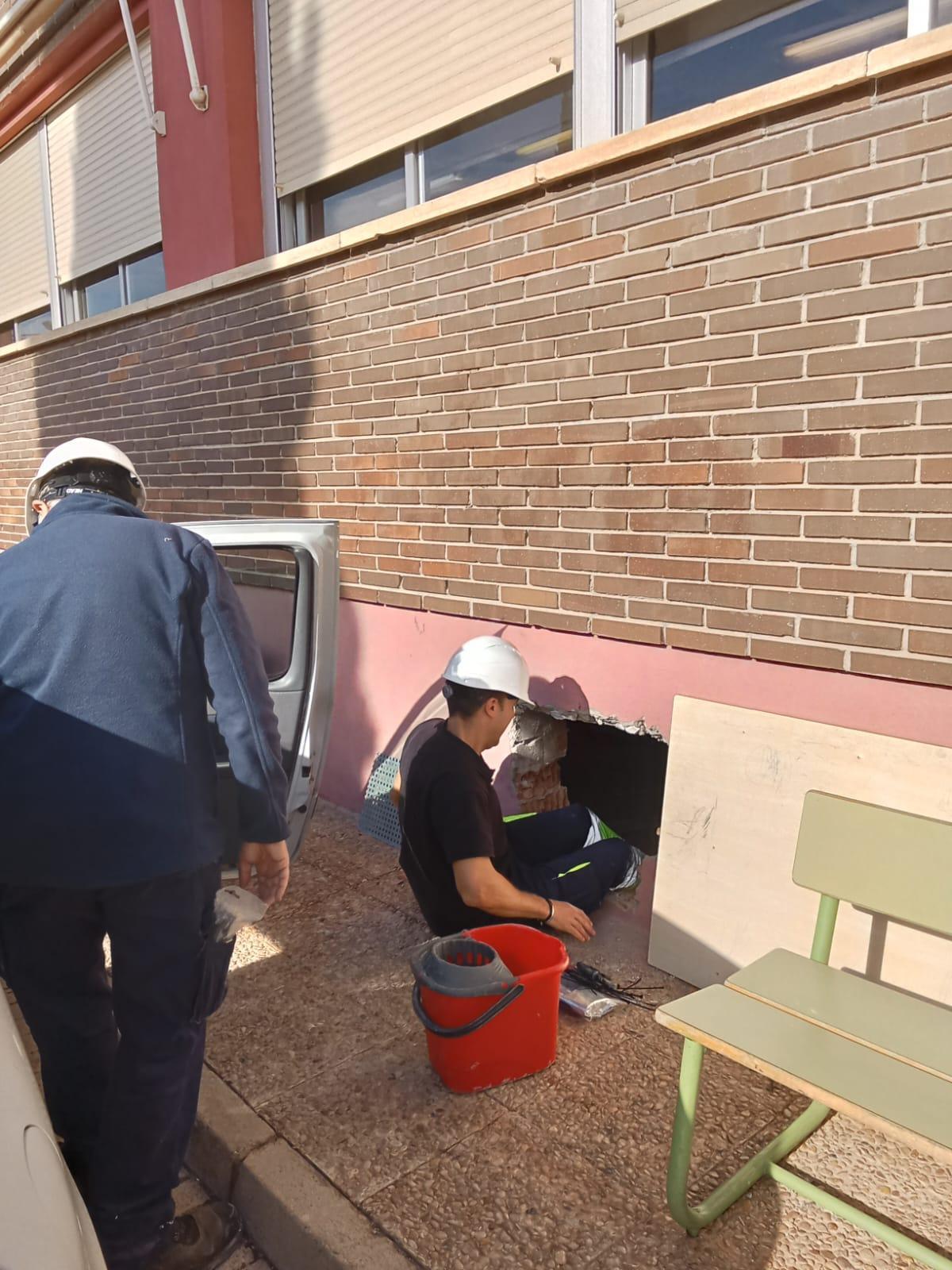 Los operarios reparando la rotura de la tubería en el colegio San Blas, este viernes