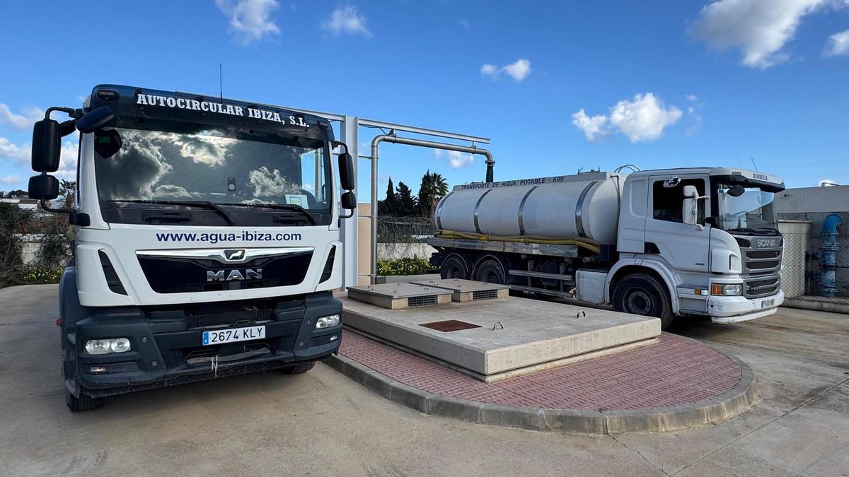 Dos camiones cargan agua desalada en la planta de Santa Eulària.