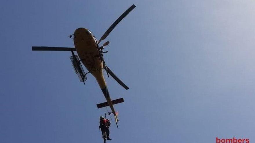 L&#039;helicòpter dels Bombers durant el rescat.