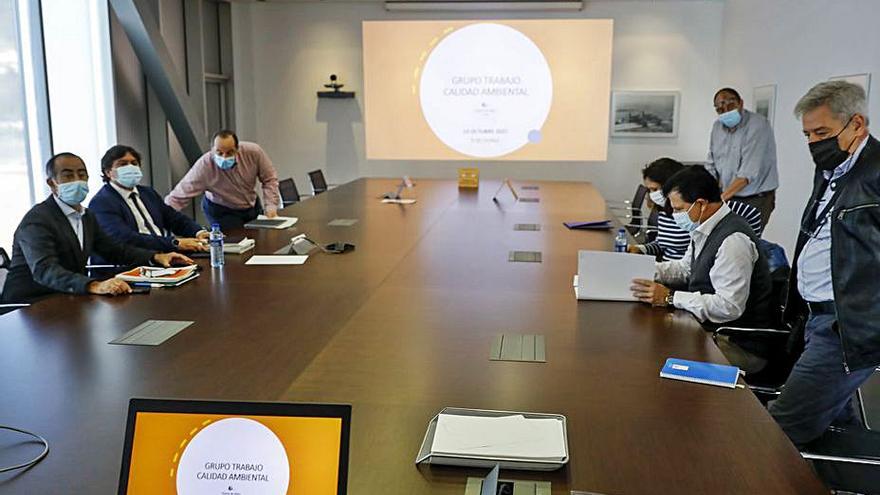 Desde la izquierda, Miguel Vallina (director de Planificación del Puerto), José del Arco, Pablo Crabiffosse (director de servicios generales), Víctor Alonso (jefe de inspección ambiental), Vanesa Mateo, Pablo Álvarez y Javier Méndez (jefe de servicio de Calidad del Aire). | Marcos León