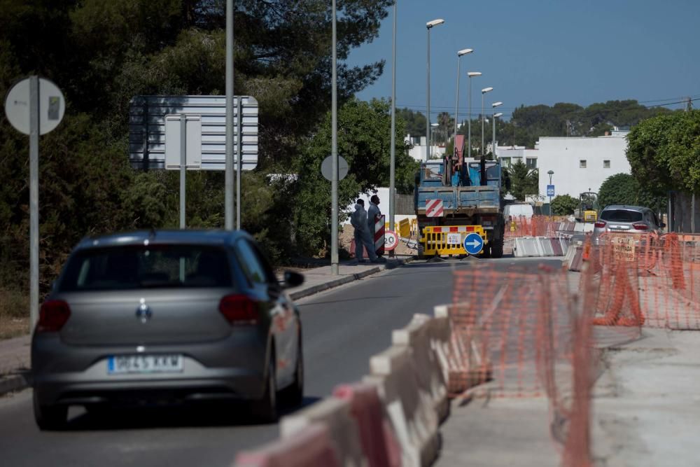 La sustitución de 500 metros de tubería del colector colapsa varias calles de la zona