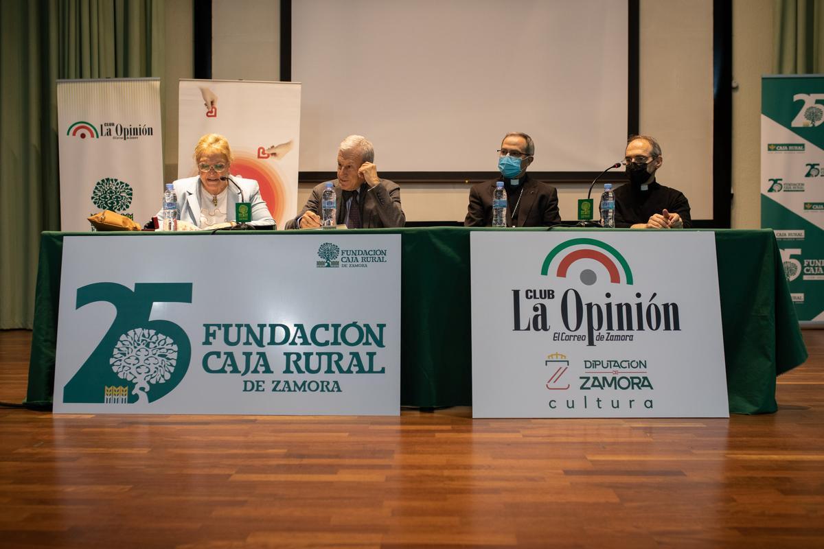 Manuel Bretón (segundo por la izquierda), en el Club LA OPINIÓN-EL CORREO DE ZAMORA