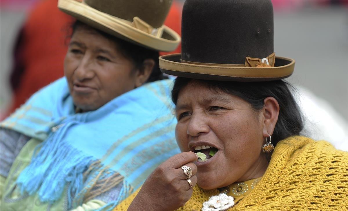 Mujeres aymarás mastican hojas de coca mientras Bolivia celebra el Día Nacional del Acullico en La Paz. El acullico es la bola de hojas de coca que se masca para extraer su jugo.