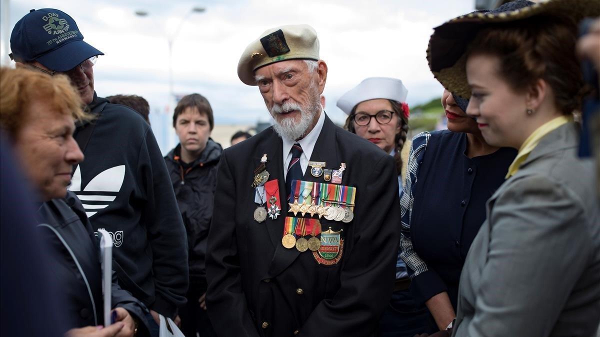 El veterano británico de la segunda guerra mundial, Lewis Trinder,  habla durante la conmemoracion del 75 aniversario del Desembarco de Normandia en Arromanches,  Francia.