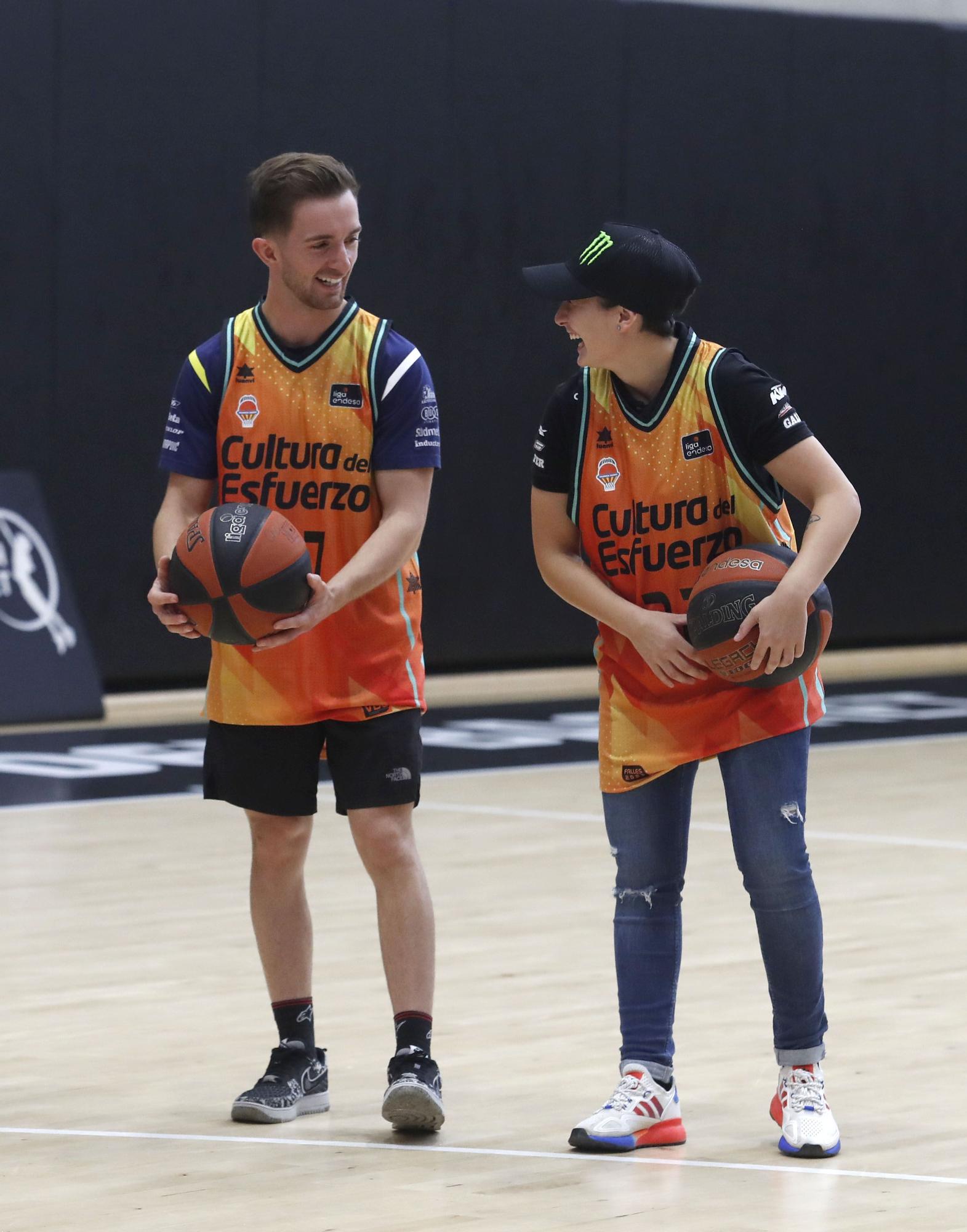 Los pilotos del Mundial de Motociclismo juegan a baloncesto en L´Alqueria del Basket