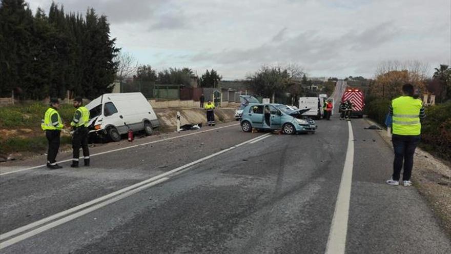 Un muerto y dos heridos en un accidente en la A-304