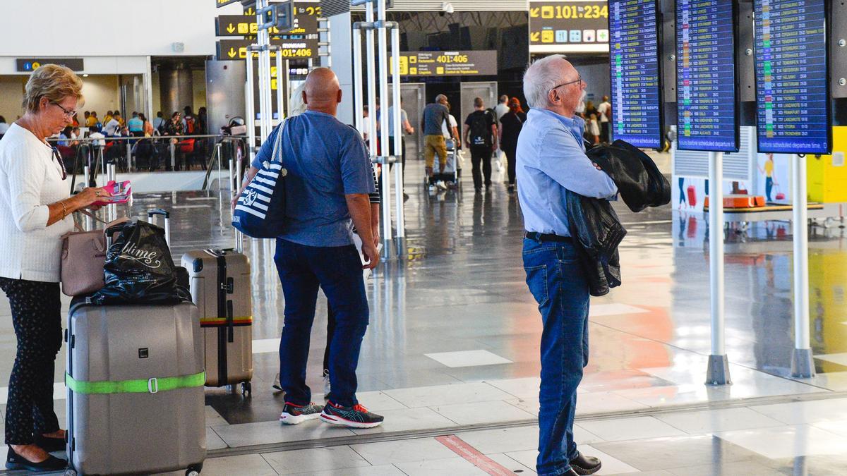 Turistas en el aeropuerto de Gran Canaria.