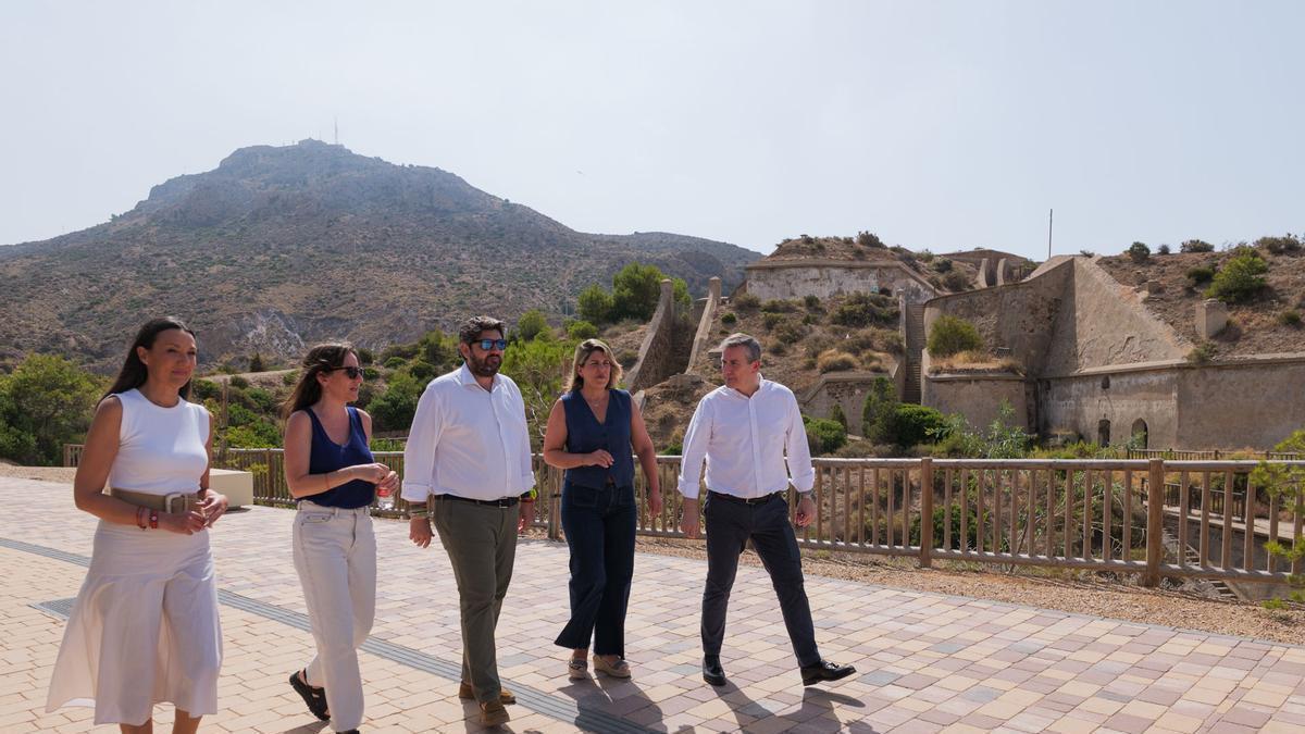 Miras, Arroyo y Conesa, con los responsables de la producción que se rueda en Cartagena, ‘People of the book'