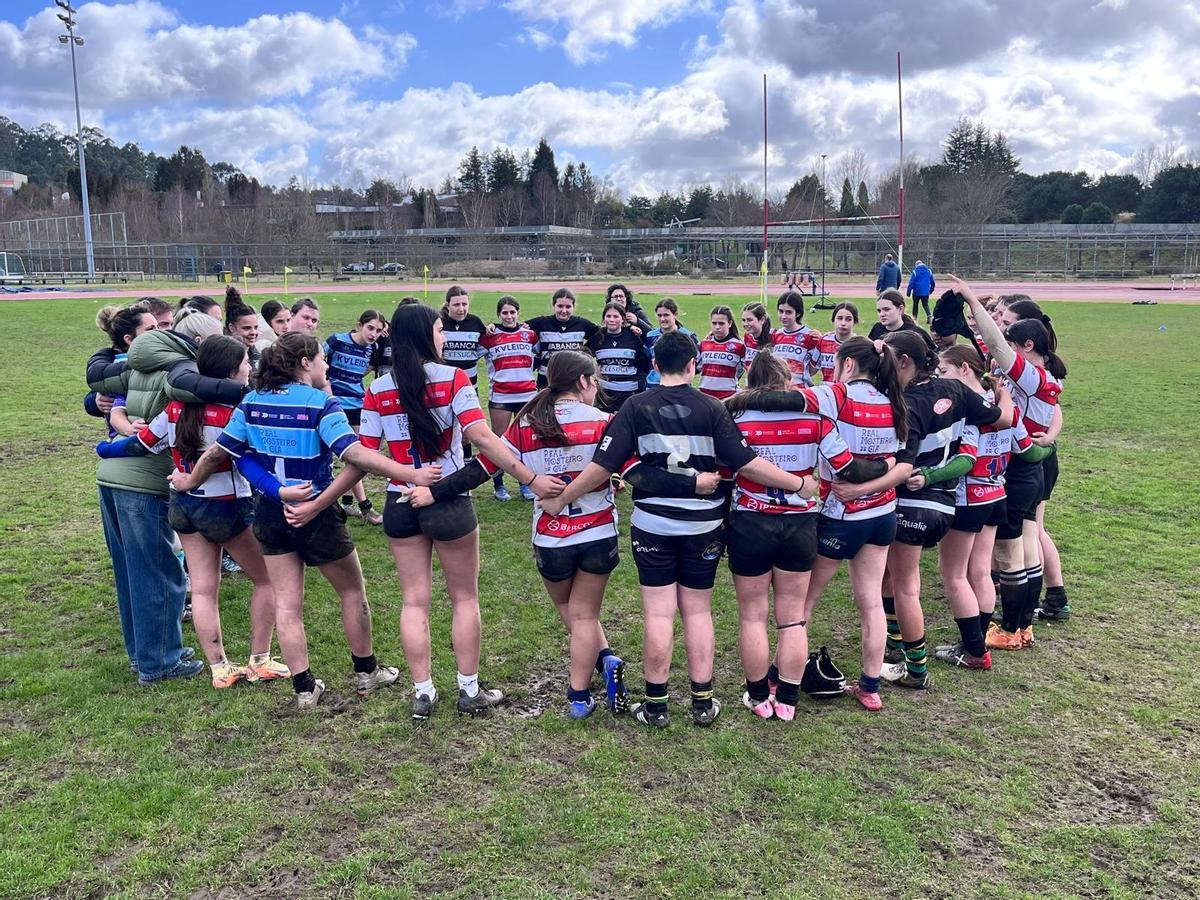 Corrillo de ambos equipos al final del partido en As Lagoas.