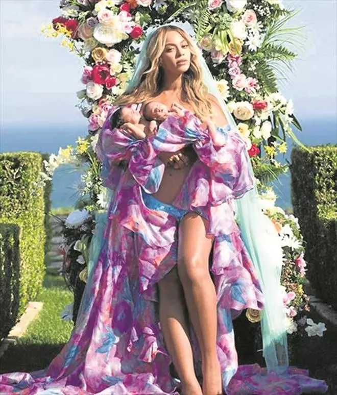 Beyoncé luce un modelo de Palomo Spain con sus mellizos