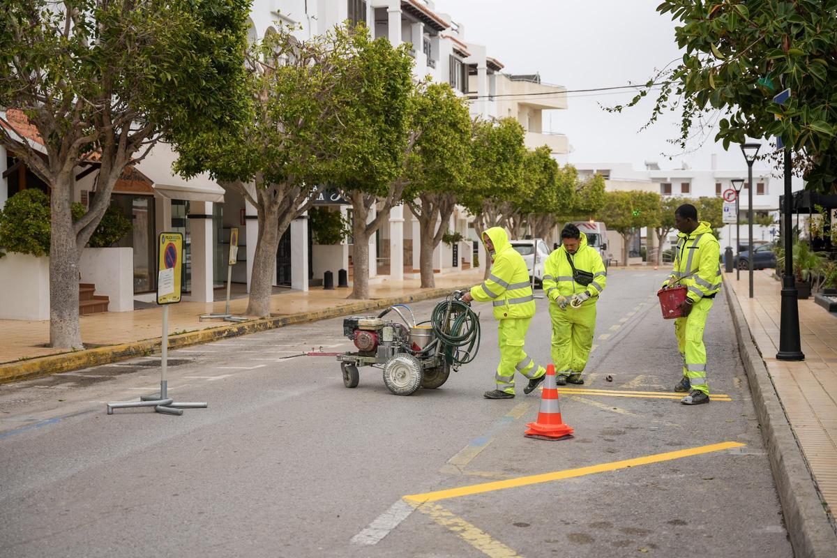 Repintado de la señalización horizontal en Sant Francesc