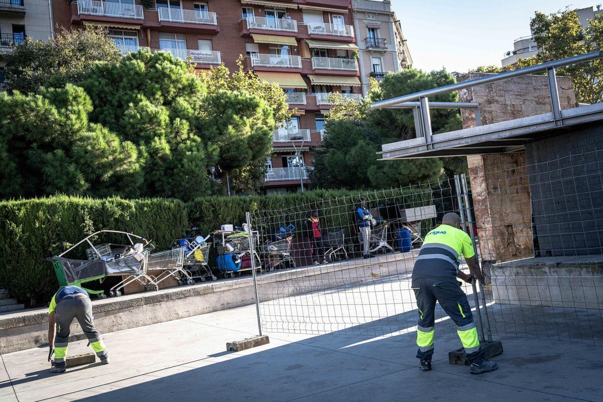 Barcelona desaloja a una treintena de personas sin hogar del parque Joan Miró