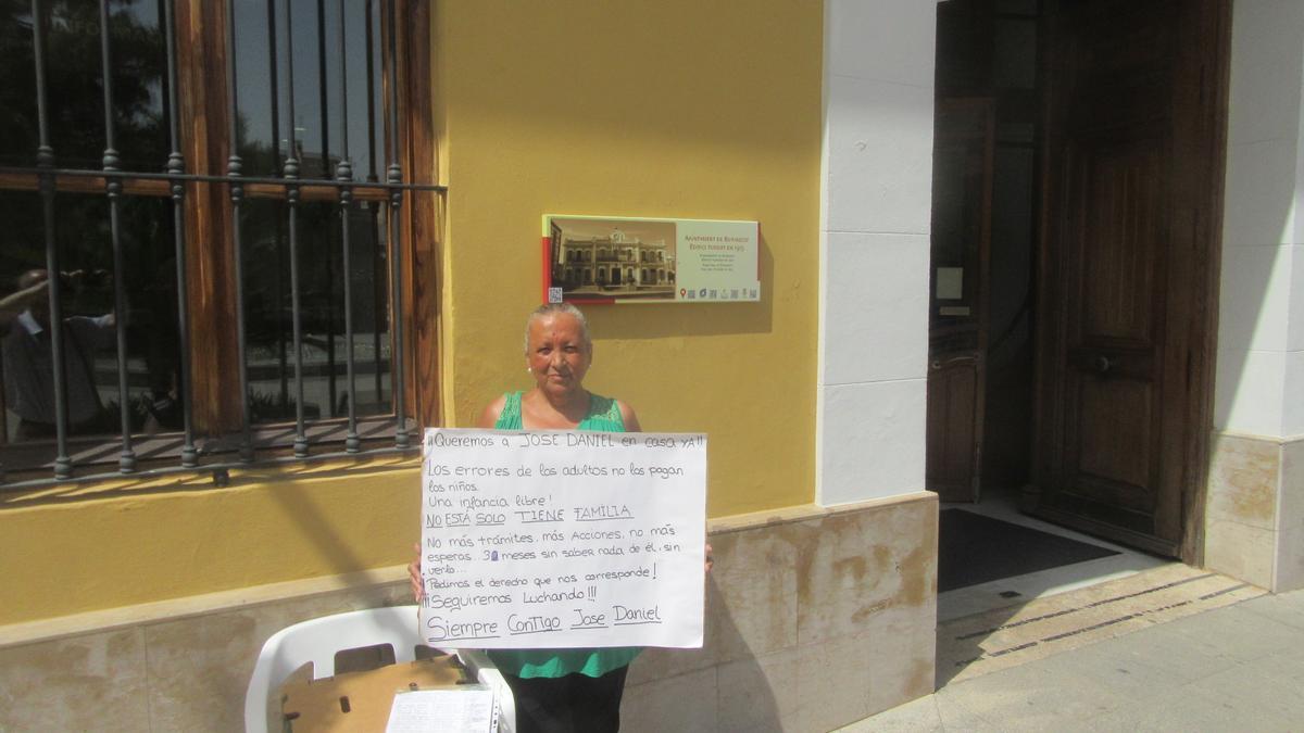 Manoli con la caja de la campaña de recogida de firmas y el cartel
