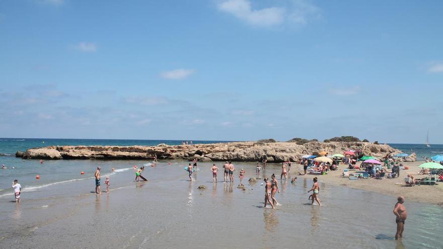 Cala Capitán, el encanto de la arena fina y la Isla del Carmen