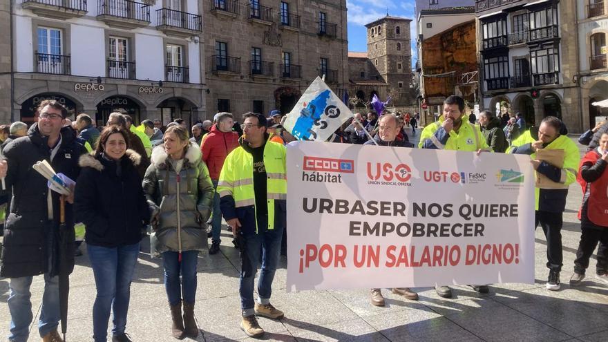 Los trabajadores de la empresa Urbaser, ayer, en una concentración de protesta en la plaza de España de Avilés. | S. F.