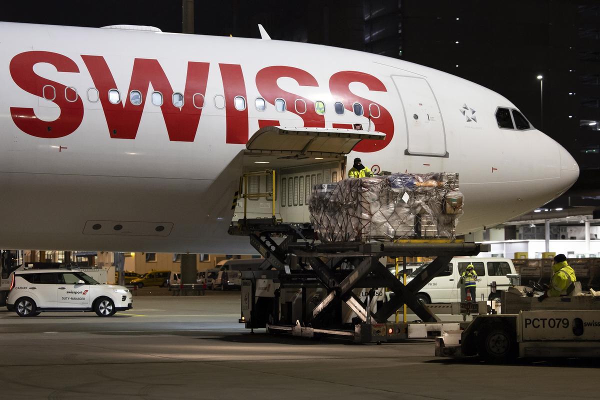 Zurich (Switzerland), 06/02/2023.- Workers load relief supplies of the Swiss Humanitarian Aid for the earthquake-hit Turkey onto an airplane at Zurich Airport, in Zurich, Switzerland, 06 February 2023. A powerful 7.8 magnitude earthquake rocked wide swaths of Turkey and Syria early Monday, toppling hundreds of buildings and killing more than 2,300 people. Hundreds were still believed to be trapped under rubble, and the toll was expected to rise as rescue workers searched mounds of wreckage in cities and towns across the area. (Terremoto/sismo, Suiza, Siria, Turquía) EFE/EPA/MICHAEL BUHOLZER