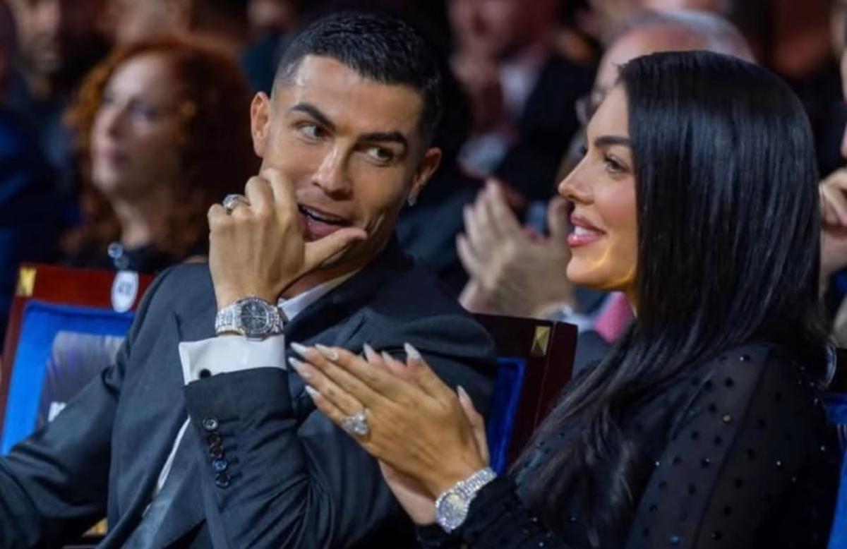 Georgina Rodríguez, luciendo su anillo de compromiso, en una gala reciente junto a Cristiano Ronaldo.