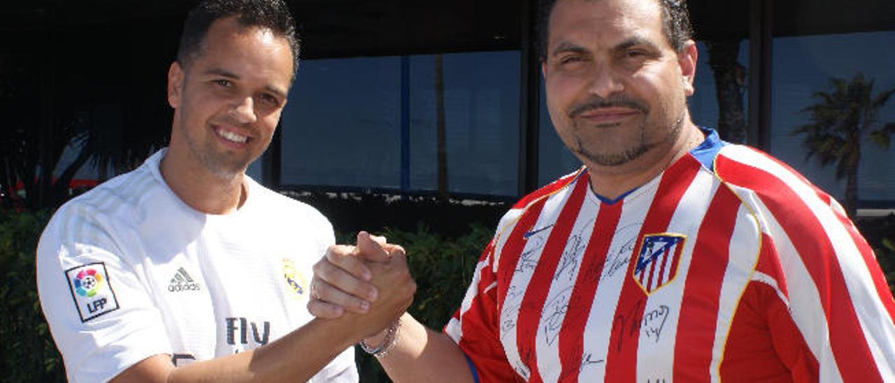 Helios Rivero Ramos, con la camiseta del Real Madrid, saluda a Alfredo Suárez.