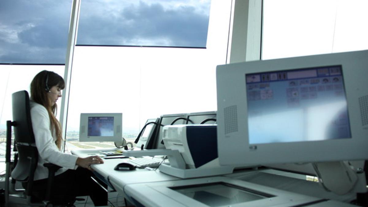 Una controladora aérea trabaja desde su mesa en la nueva torre de control del Aeropuerto de Sabadell