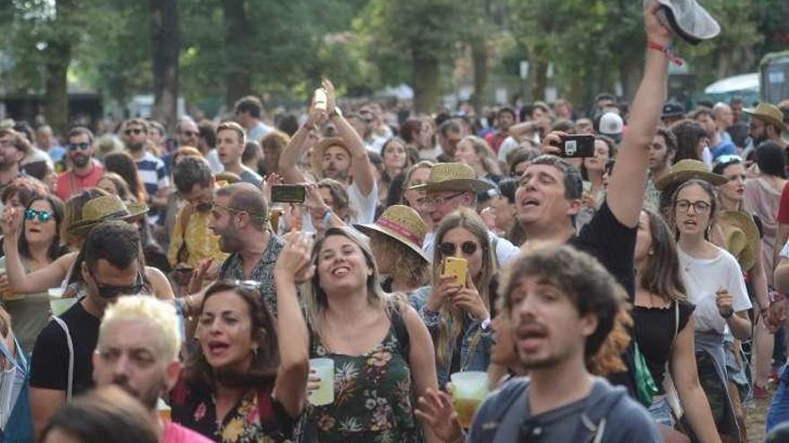 Un momento de la actuación de Anarchicks. A la derecha, imagen del público. // N. Parga