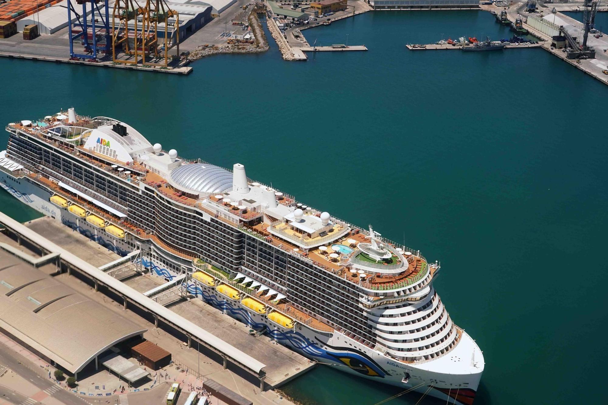 Un crucero en la Estación Marítima del Puerto de Málaga en el Muelle 1