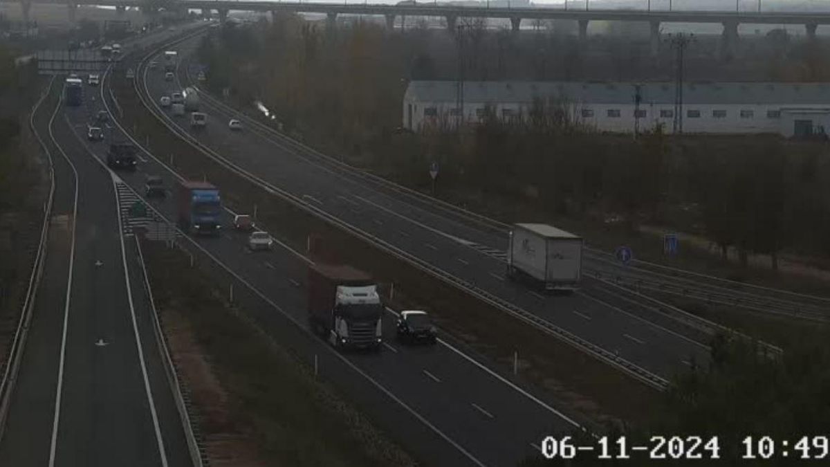 Numerosos coches y camiones se desplazan por la A-3 a la altura de Utiel este miércoles por la mañana.
