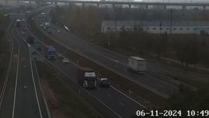 Numerosos coches y camiones se desplazan por la A-3 a la altura de Utiel este miércoles por la mañana.