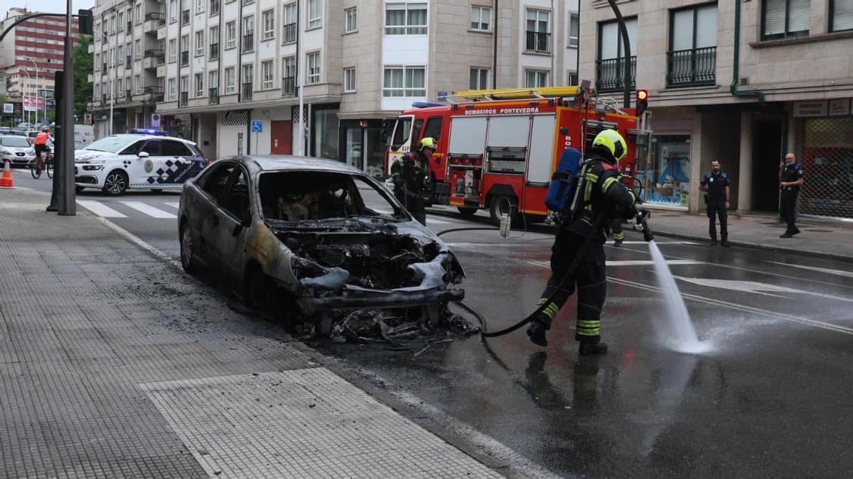 El coche incendiado en José Malvar esta mañana.