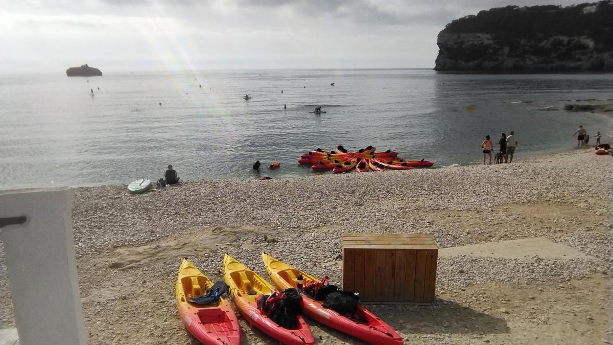 Kayaks preparados para una excursión por las cuevas, calas y acantilados