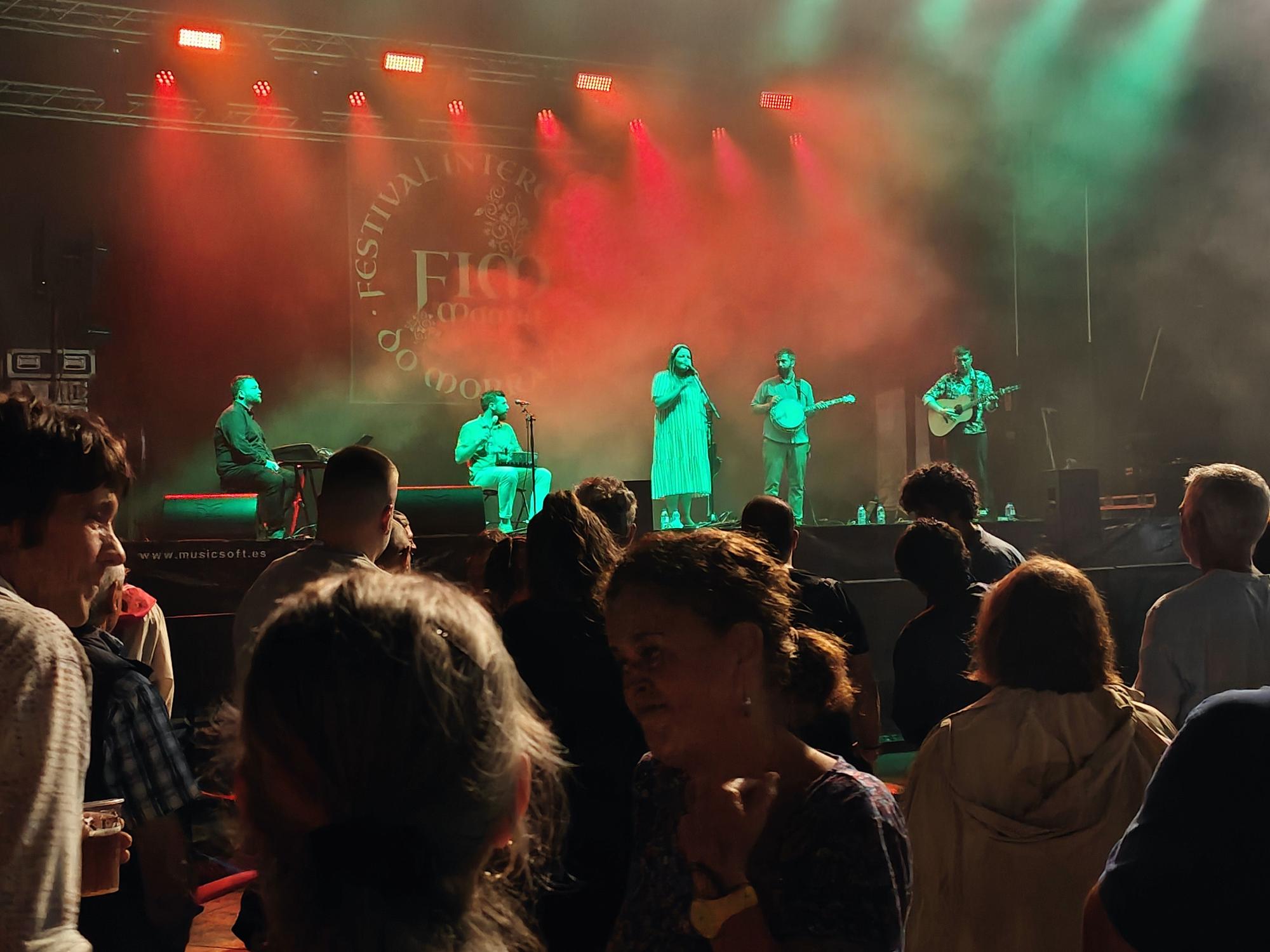 El Festival Intercéltico vence a la lluvia en Moaña