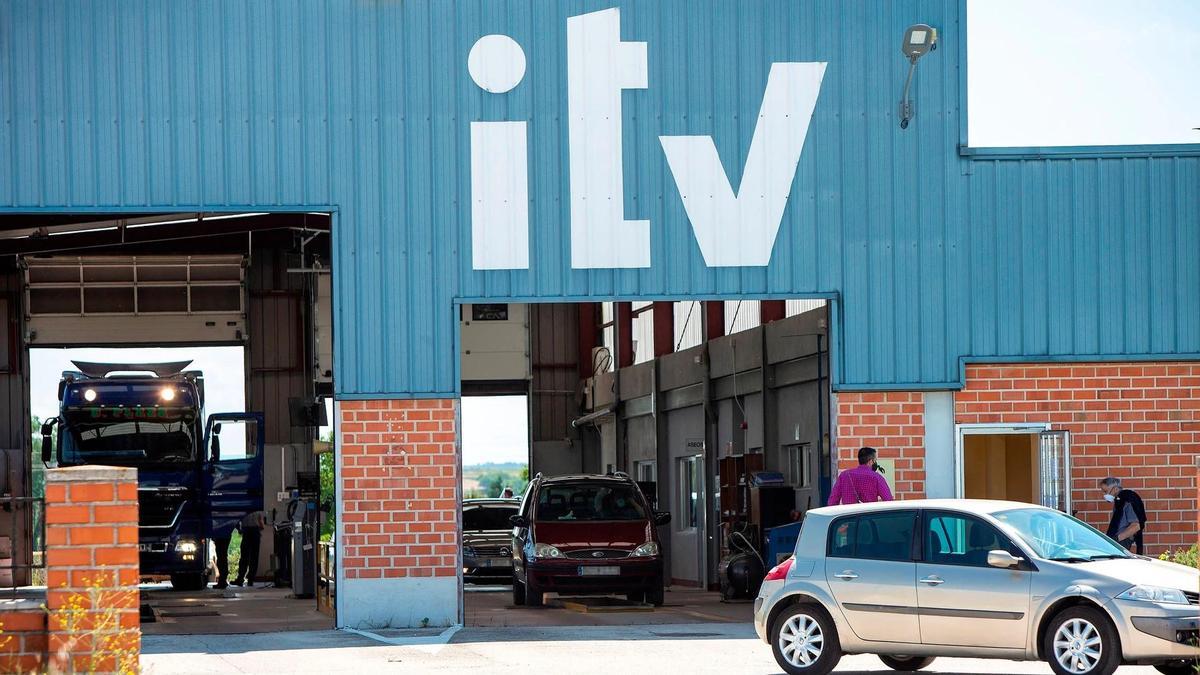 ¿Dónde debo colocar la pegatina de la ITV?